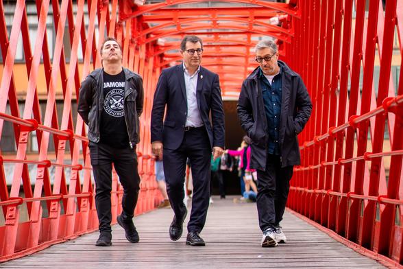 Los hermanos Roca —Jordi, Josep y Joan— en el puente de las Peixateries Velles, obra de Gustave Eiffel, en Girona.