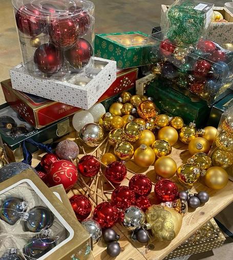 Viele Weihnachtkugeln auf einem Tisch