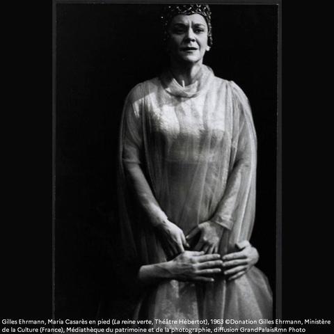 Gilles Ehrmann, Maria Casarès en pied (La reine verte, Théâtre Hébertot), 1963 ©Donation Gilles Ehrmann, Ministère de la Culture (France), Médiathèque du patrimoine et de la photographie, diffusion GrandPalaisRmn Photo