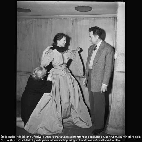 Émile Muller, Répétition au festival d’Angers. Maria Casarès montrant son costume à Albert Camus © Ministère de la Culture (France), Médiathèque du patrimoine et de la photographie, diffusion GrandPalaisRmn Photo