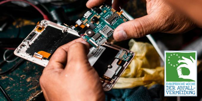 Zu sehen sind zwei Hände, die eine Platine halten. Rechts unten ist das Logo der EWAV