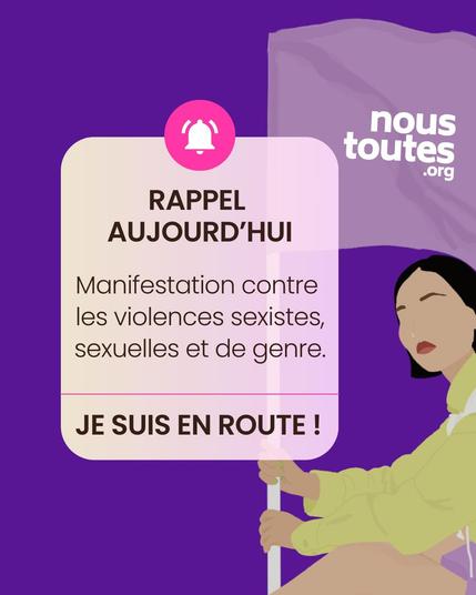 Au centre, un encadré clair avec un pictogramme de cloche et le texte : “Rappel aujourd’hui – Manifestation contre les violences sexistes, sexuelles et de genre. Je suis en route !”. À droite, illustration d’une personne assise tenant un drapeau violet portant le logo “noustoutes.org”. »