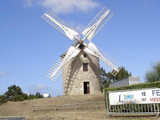 Moulin à vent à #Lancieux (#CôtesDArmor) Moulin construit vraisemblablement au XVIIe siècle, et relevant de l'ancienne abbaye Saint-Jacut-de-la-Mer. Ses proportions ramassées et ses matériaux, en schiste, sont ...
Suite 👉 https://monumentum.fr/monument-historique/pa00089237/lancieux-moulin-a-vent
#Patrimoine #MonumentHistorique
Photo CC-BY-SA 4.0 : Latitemimi