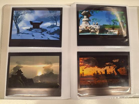 Vier querformatige Instant-Fotos mit schwarzem Rahmen in einem Fotoalbum. Sie zeigen Szenen aus Ghost of Tsushima, das in Japan spielt. Zwei Fotos zeigen Landschaften mit Tempeln, in einem badet die Hauptfigur Jin in einer heißen Quelle und im letzten findet ein Schwertkampf im Sonnenuntergang statt.