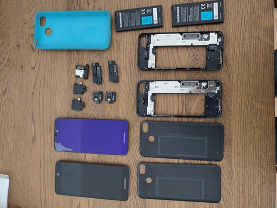 Fairhpone 3 Ersatzteile für fast 2 komplette Fairphones: Blue cover, 2x Bildschirm (eins mit Blaulichtfilter), 2x Back cover, 2x Main board assembly, 2x Akku und eine Gruppe kleinere Teile (sehe anderes Bild)