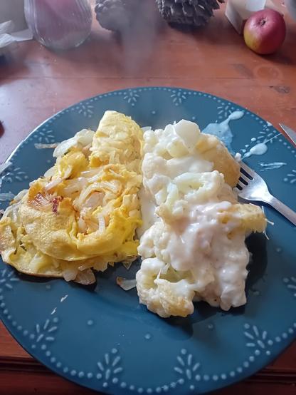 Omelette à l oignon et gratin de chou-fleur dans une assiette bleue