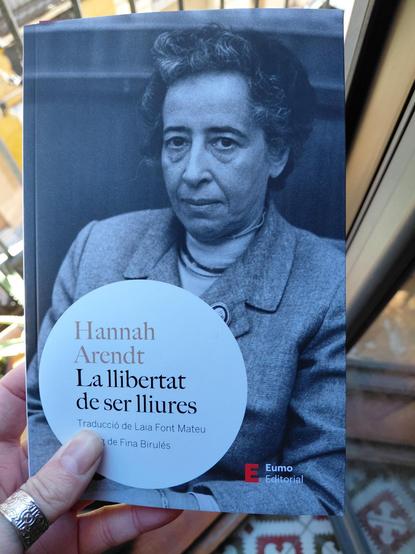 Porta del llibre "La llibertat de ser lliures" de Hannah Arendt.