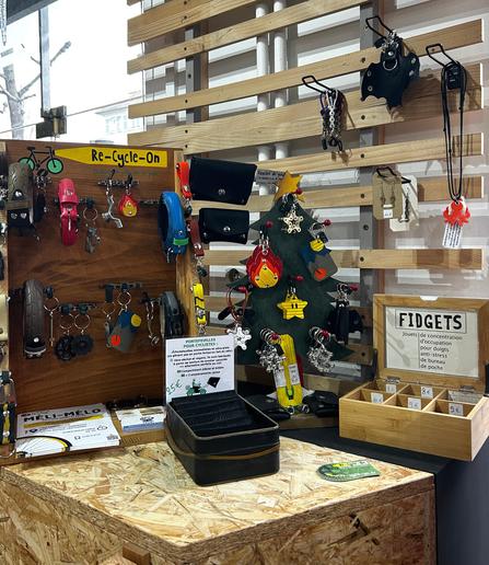 Mes créations sur leurs présentoirs chez Cityzenbike (magasin de vélos)