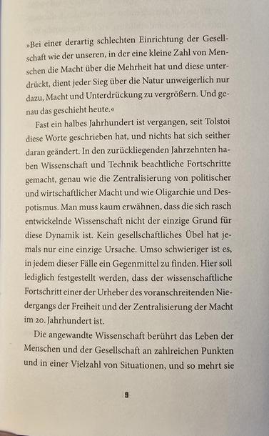 Erste Seite des Buches. Es beginnt wie folgt: " Bei einer derartig schlechten Einrichtung der Gesellschaft, wie der Unseren, in der eine kleine Zahl von Menschen, die Macht über die Mehrheit hat, und diese unterdrückt, dient jeder Sieg über die Natur, unweigerlich nur dazu, Macht und Unterdrückung zu vergrößern, und genau das geschieht heute." Es handelt sich um ein Zitat von Tolstoi.
