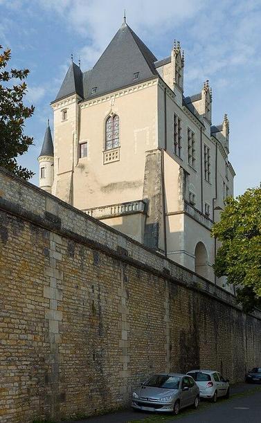Château Raoul à #Châteauroux (#Indre) Construction XVe siècle. Façades et toitures (cad. AI 86) : inscription par arrêté du 26 janvier 1927.
Suite 👉 https://monumentum.fr/monument-historique/pa00097294/chateauroux-chateau-raoul
#Patrimoine #MonumentHistorique
Photo CC-BY-SA 4.0 : Benjamin Smith