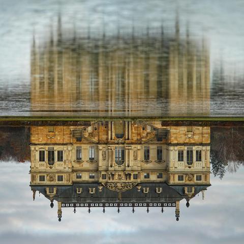 Gedrehtes Bild vom Palais über seiner Spiegelung im Eis