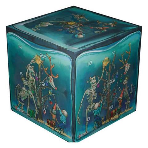Produktbild vor hellem Hintergrunsschräg stehender quadratischer Karton mit einer Spitze zur bildbetrachtenden Person gerichtet. Ein Motiv auf jeder Seite, die genau den Blick von dieser Seite aus darstellt: Mehrere Skelette schmücken eine Art Baum. Alles innerhalb eines Gelatinous Cube.