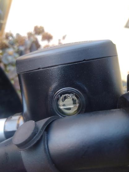 Photo de l'ouverture pour voir le niveau de liquide frein à l'avant de la moto. Personnellement, j'ai l'impression que le truc est vide.