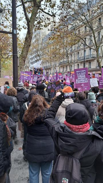 Manifestation avec pancartes et perosnnes sur un camion