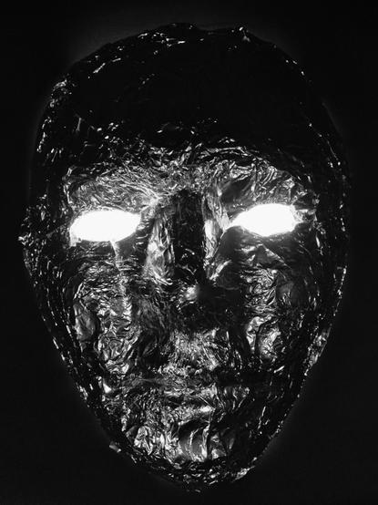 Masque recouvert d'aluminium et rétroéclairé.