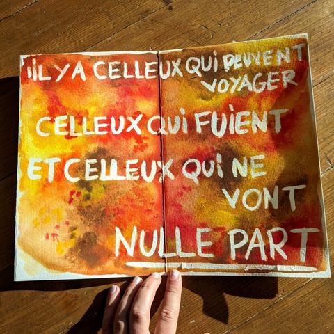 Le fanzine ouvert à la première double page. Le fond est rouge, orange, marron, toujours avec la même peinture. Le texte en blanc dit "Il y a celleux qui peuvent voyager, celleux qui fuient et celleux qui ne vont nulle part".