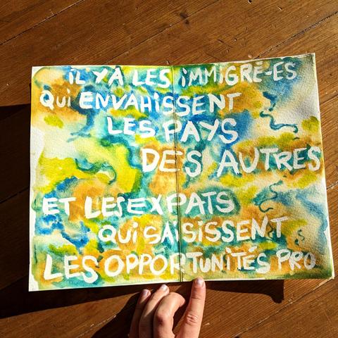Le fanzine ouvert à la deuxième double page. Le fond est ocre, bleu et vert plutôt vif. Le texte "Il y a les migrant.es qui envahissent les pays des autres et les expats qui saisissent les opportunités pros"