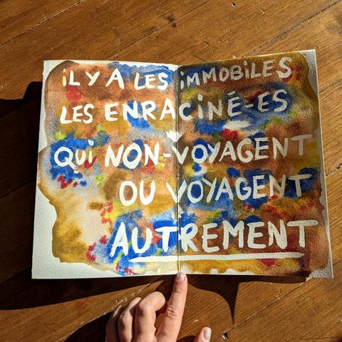 Le fanzine ouvert à la troisième et dernière double page. Le fond est brun plutôt foncé et bleu roi. Le texte : "il y a les immobiles, les enracinées qui non voyagent ou voyagent autrement"