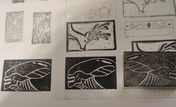 Some bachground chatter test stamps and sketches of reindeer, plants,... And then two stamped versions of the alien from the alien franchise, plus the eraser stamp itself. Black ink on 2 different kinds of paper