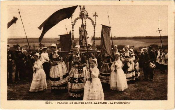 Pardon de Sainte-Anne-la-Palud - La Procession (#Finistère)  #CartePostaleAncienne 👉 https://cartorum.fr/carte-postale/218303/pardon-de-sainte-anne-la-palud-la-procession