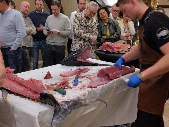 Verse tonijn die gefileerd wordt.