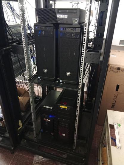 cluster de torres en un rack