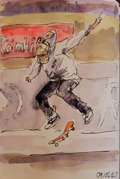 Aquarellskizze über Federzeichnung: junge weibliche Person fliegt mit ihrem Skateboard über eine Rampe