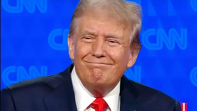 <img alt="Shane Gillis commenta la salute mentale di Donald Trump e critica il suo comportamento verso una giornalista" class="webfeedsFeaturedVisual wp-post-image" height="900" src="https://i2.wp.com/static0.srcdn.com/wordpress/wp-content/uploads/2025/11/screenshot-2025-11-21-at-9-04-14-pm.jpeg?w=1600&amp;h=900&amp;fit=crop&amp;w=1600&amp;resize=1600,900&amp;ssl=1" style="display: block; margin-bottom: 5px; clear: both;" title="Shane Gillis commenta la salute mentale di Donald Trump e critica il suo comportamento verso una giornalista" width="1600" /><div class="starw-prima-del-contenuto_4" id="starw-1486236501"><div id="addendoContainer_Interstitial"></div></div><p>L’attore e comico <strong>Shane Gillis</strong>, noto per il suo breve e turbolento passaggio a <em>Saturday Night Live</em> nel 2019, è tornato a far discutere dopo alcune dichiarazioni sulla <strong>condizione mentale di Donald Trump</strong>. Durante un episodio del suo <em>Matt and Shane’s Secret Podcast</em>, l’artista ha espresso dubbi sullo stato cognitivo dell’ex presidente statunitense, sostenendo che potrebbe essere in una fase di lento declino.</p><div class="starw-contenuto_6" id="starw-65907148" style="margin-top: 2px; margin-bottom: 2px;"><!-- BOX 300x250 Articolo 1 -->
<div id="addendoContainer_9001" style="width: 300px; height: 250px;">
</div></div>
<h2>“Sembra più lento del solito”</h2>
<p>Nel corso della conversazione, a Gillis è stato chiesto se ritenga che Trump stia sviluppando un disturbo de