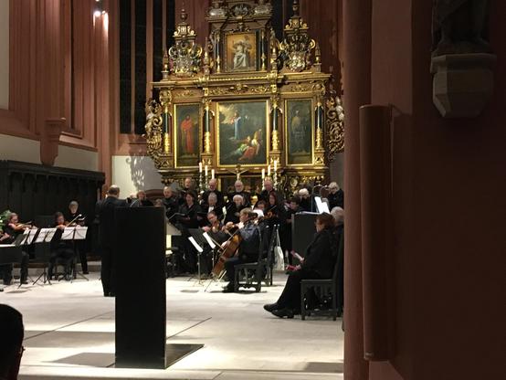 Der Gottesdienst wurde von der Kantorei und dem Kammerorchester der Stadtkirche Bayreuth bereichert