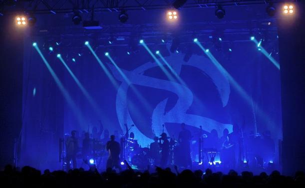 Irie Révoltés live im Schlachthof Wiesbaden, Foto von der Bühne mit blauer Beleuchtung