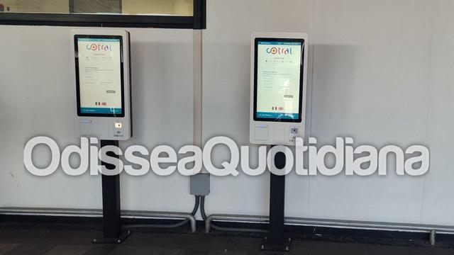 Totem Cotral per la vendita dei biglietti installati nell’area arrivi dell’aeroporto di Fiumicino.