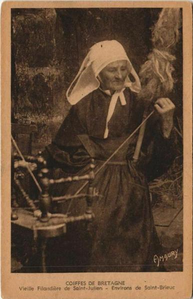 Coiffes de Bretagne France (#CôtesDArmor)  #CartePostaleAncienne 👉 https://cartorum.fr/carte-postale/560489/coiffes-de-bretagne-france