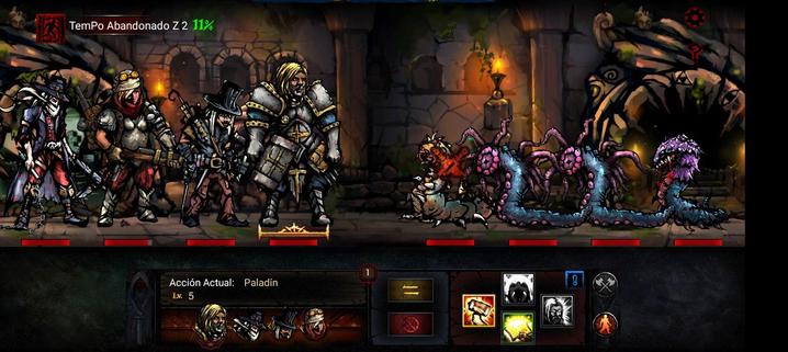 Imagen lateral de una mazmorra. A la izquierda tus cuatro héroes en esta expedición: un Van Helsing con cazadora de cuero, un soldado con trabuco, un alquimista con sombrero de copa y un paladín con martillo. A la derecha, cuatro monstruos: una oruga con púas, dos gusanos con tentáculos alrededor de la cabeza y un milpiés con cabeza de cobra. Abajo a la izquierda el orden de turno. Abajo a la derecha los botones con los ataques del paladín.