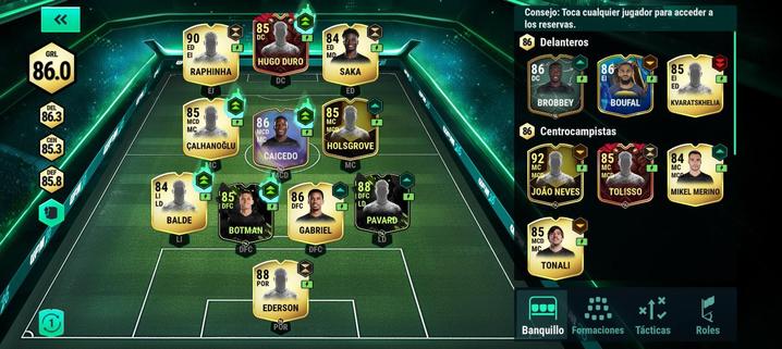 Disposición 4-3-3 sobre un campo de fútbol: Ederson en la portería; "De Balde", el "Hacker" Botman, el ángel Gabriel, "Picard" en la defensa; centro del campo para "Saia no cú", Caicedo y "O Grove"; delanteros "Rafiña", "Huevo" Duro y "Mete" Saka. A la derecha vienen los suplentes: "Bro-bby", Boufal, "Estrachatela", "John" Neves, "Tó Listo", Mikel Merino, el gordo "Tonel i"... La mitad de los tokens son dorados, pero hay algunos shiny: Hugo Duro y Tolisso pertenecen a la serie "Cenutrios" (Centuriones, con capa roja tras el token); Botman y Pavard son de la serie Weekend (verde); Holsgrove y Joao Neves son TOTW (Team of The week), etc...