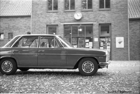 Oldtimer Mercedes-Benz W114 in Billerbeck am Bahnhof.