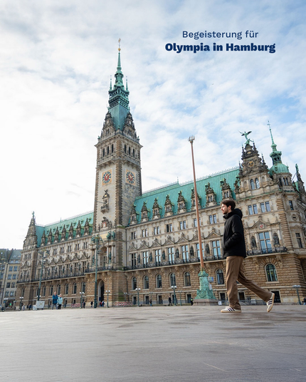 Bild vom leeren Hamburger Rathausmarkt. Eine Person geht vorbei, absolut nichts los. Rechts oben im Bild steht „Begeisterung für Olympia in Hamburg“. Das Bild ist eine Persiflage auf einen Insta-Post des Hamburger Senats, der am 11.11. die nichtvorhandene Faschings-Begeisterung der Hamburger humorvoll zum Thema gemacht hatte.