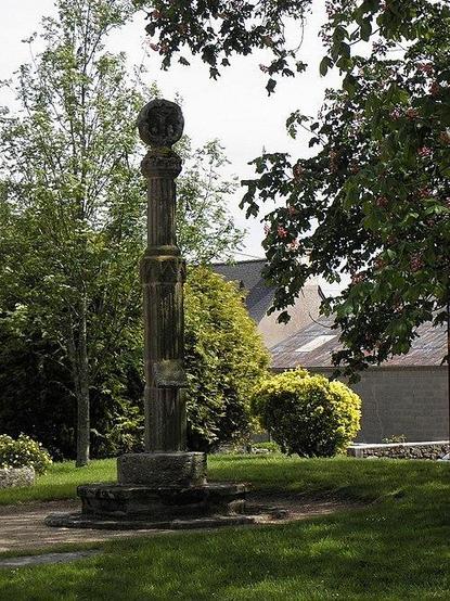 Croix hosannière à #Plouezoch (#Finistère) Croix en granit du début du XVIe siècle. Construction XVIe siècle. Croix hosannière (cad. B 61) : inscription par arrêté du 25 février 1928.
Suite 👉 https://monumentum.fr/monument-historique/pa00090227/plouezoch-croix-hosanniere
#Patrimoine #MonumentHistorique
Photo CC-BY-SA 4.0 : GO69
