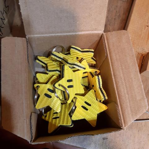 Petit carton rempli de la quinzaine d'étoiles porte-clés composées de couches externes en tuyau jaune et d'une couche interne en chambre à air noire