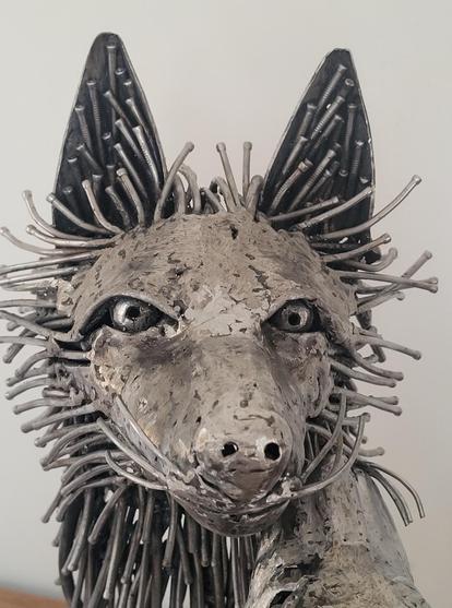 La tête de la maman renarde qui nous regarde. 

Sculpture en acier