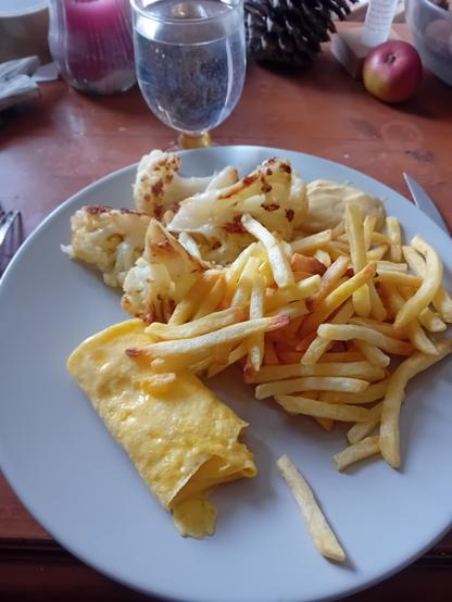 Omelette, frites et choux-fleurs dans une assiette grise