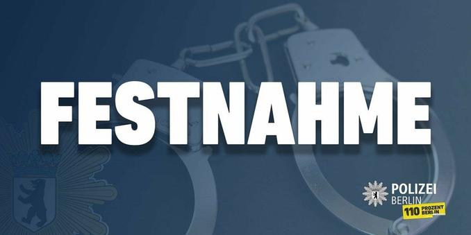 Dunkelblaues Bild mit dem Wort "FESTNAHME" in fetten, weißen Buchstaben. Darüber, leicht verschwommen, eine angedeutete Handschelle. Unten rechts das Logo der Polizei Berlin und daneben "110 Prozent Berlin". Links unten ist das Berliner Wappen angedeutet.