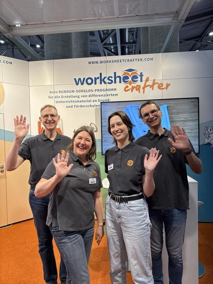 Das Messeteam winkt in die Kamera. Vier Personen, die fröhlich aber auch ein bisschen müde sind.