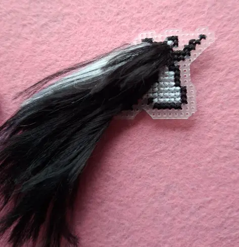 Licorne brodée avec la crinière type cheveux de poupée