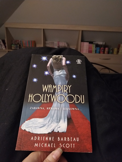 książka wampiry hollywoodu, zdjęcie z perspektywy czytania w łóżku
