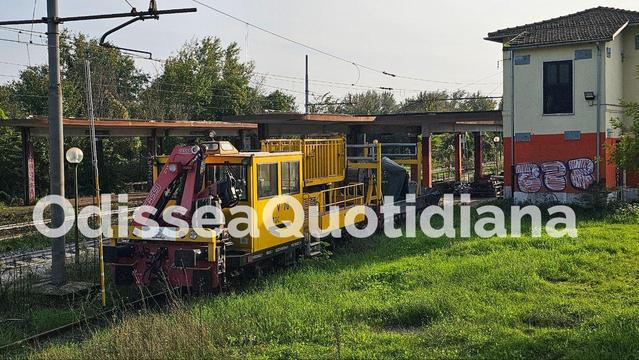 Locomotore di manovra su binario in deposito della metropolitana.