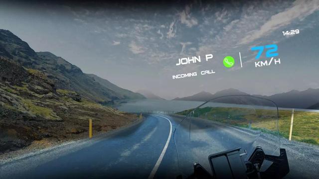 Shoei ed EyeLights presentano il GT-Air 3 Smart: primo casco con realtà aumentata completamente integrata. Il display nano-OLED proietta velocità, GPS e chiamate a 3 metri nel campo visivo, senza distogliere lo sguardo dalla strada: secondo i test, riduce i tempi di reazione del 32%.

Una tecnologica da caccia militare sulle strade: serve davvero o crea nuove distrazioni?