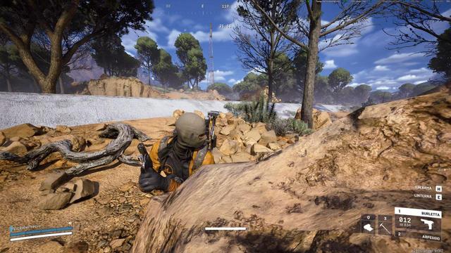 mi PJ del arc raiders vestido de cuero negro con franjas naranjas con pasamontañas y oculto detra de una roca sujetando una pistola.