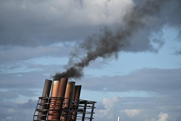 Schiffsschornstein nach dem Anwerfen der Dieselmotoren im Hafen von Kiel. Aus dem Schornstein kommen tiefschwarze Rußschwaden.