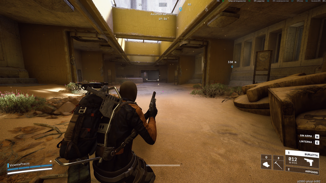 mi PJ del arc raiders vestido de cuero negro con franjas naranjas con pasamontañas de espaldas dentro de un complejo abandonado sujetando una pistola.