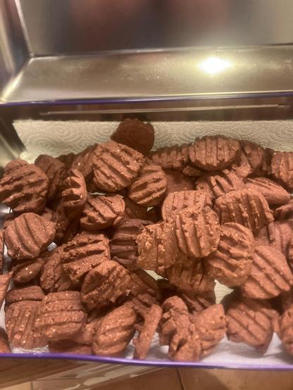 Blechdose gefüllt mit Schokoplätzchen